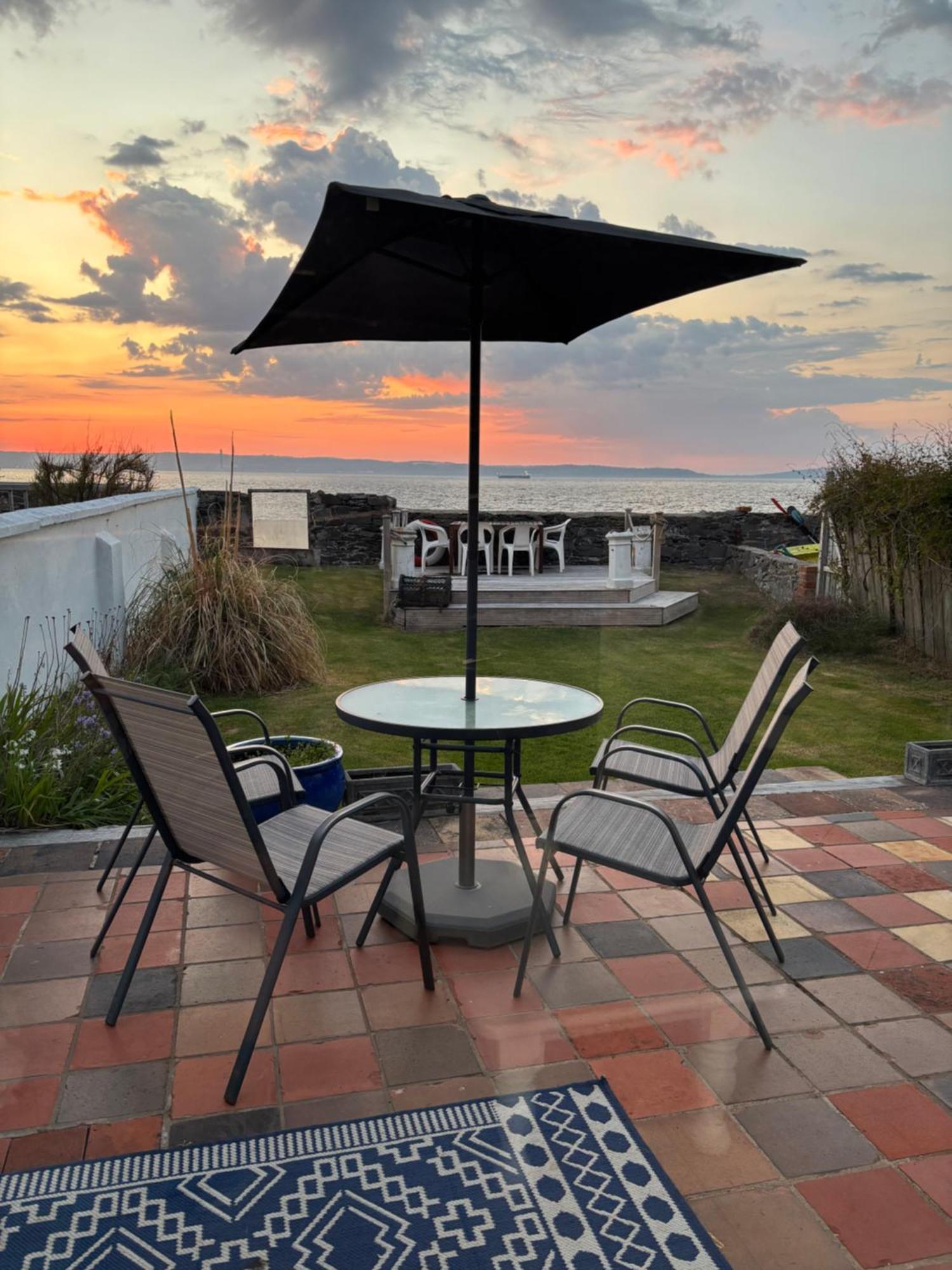 Splash Cottage Beach House With Sea Lapping Garden Bangor  Exteriér fotografie